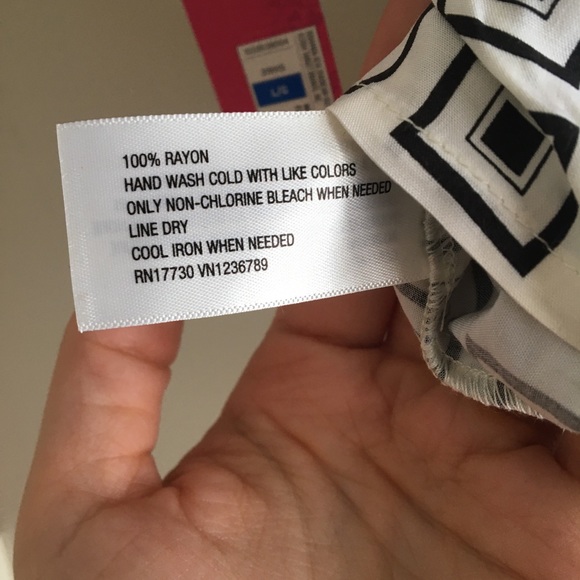 NWT Cropped Geometric Print Top - Picture 5 of 5